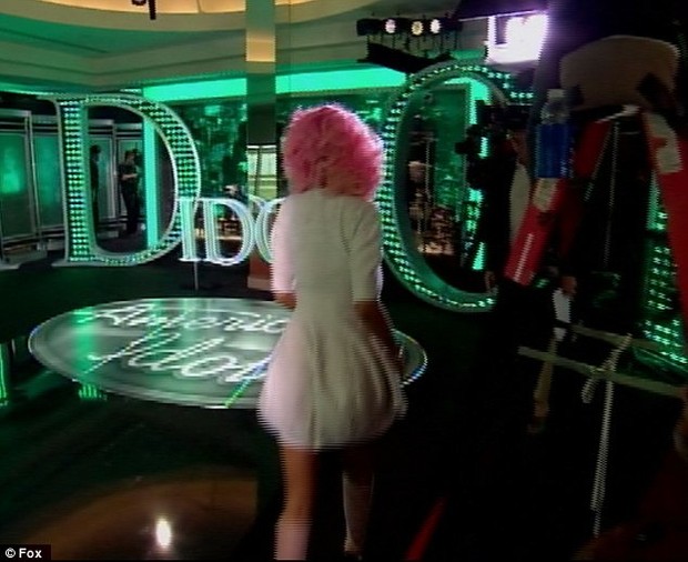 Nicki Minaj dá as costas aos colegas e deixa bancada do 'American Idol' (Foto: Fox/Reprodução)