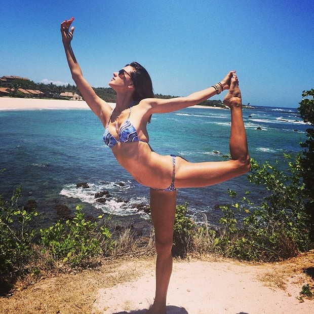 Alessandra Ambrósio na praia (Foto: Reprodução/Instagram)