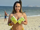Mulher Melão vai a praia descobrir se os gringos aprovam o biscoito Globo
