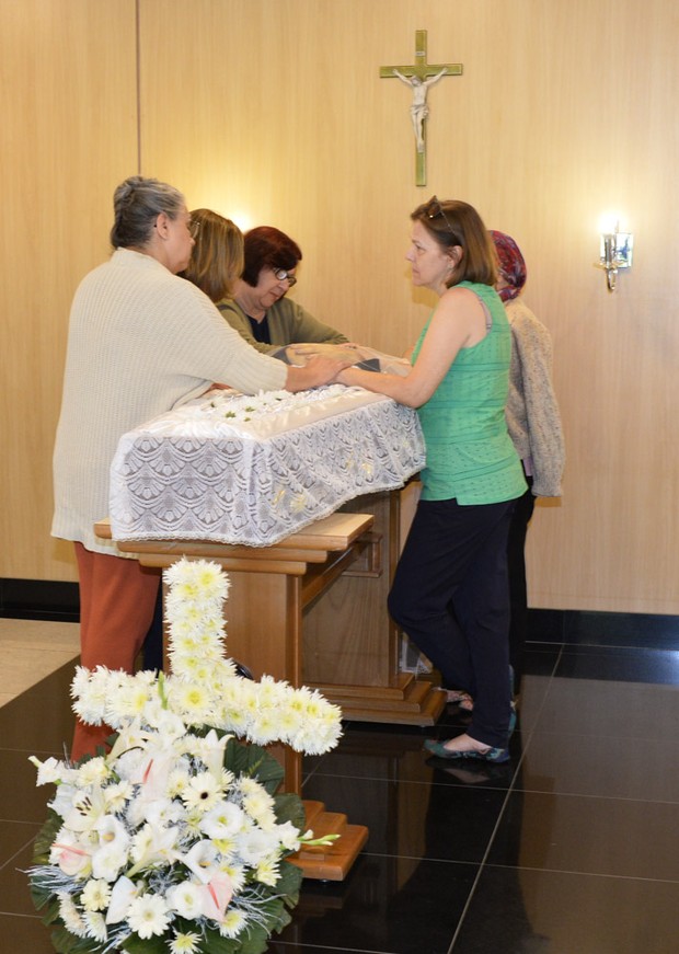 Ex esposa e irmãs no velório de Orival Pessini (Foto: Francisco Cepeda/AgNews)