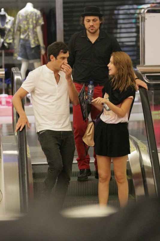 Natalia Dill e namorado passeiam em shopping (Foto: AgNews)
