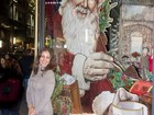 Nana Gouvêa posa em meio à decoração de Natal em Nova York