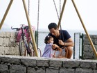 Ator de 'Amor à vida' brinca com a filha em parquinho no Rio