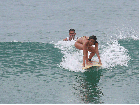 Dani Suzuki surfa em praia do Rio e leva tombo