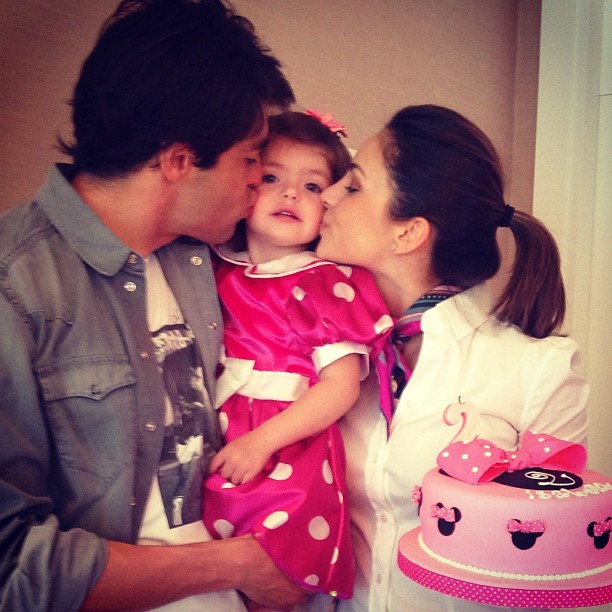 Kaká e Carol Celico beijando a filha Isabella (Foto: Instagram / Reprodução)