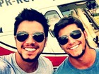 Rodrigo Simas e Bruno Gissoni viajam de helicóptero para gravação 