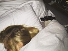 Pato posta foto e mostra Fiorella Mattheis dormindo na cama com cão