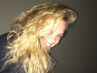 Bar Refaeli posta foto sem make e com o cabelo bagunçado