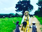 Madonna posta foto com crianças gêmeas adotadas no Malawi