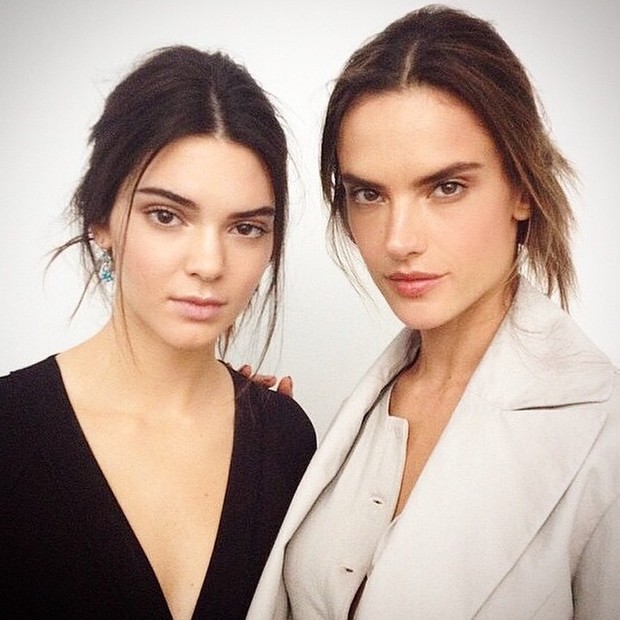 Kendall Jenner e Alessandra Ambrósio no backstage do desfile da Bottega Veneta, na semana de moda de Milão (Foto: Reprodução/Instagram)