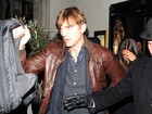 Ashton Kutcher protege Mila Kunis dos flashes em Londres