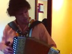 José Loreto brinca com acordeon: 'Hoje é dia de forró, bebê'