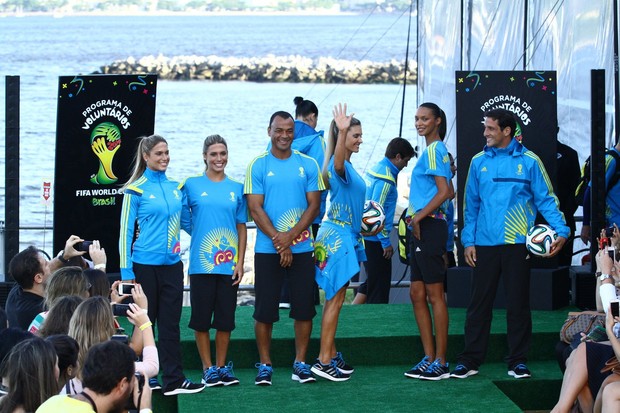 Desfile para apresentar o uniforme dos voluntários da Copa (Foto: Raphael Mesquita / Foto Rio News)