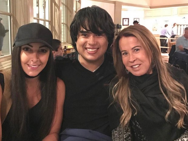 Zilu com o filho Igor Camargo e a mulher, Amabylle Eiroa, em restaurante em Orlando, nos Estados Unidos (Foto: Instagram/ Reprodução)