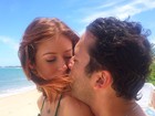 De biquíni, Marina Ruy Barbosa aparece beijando o namorado em foto