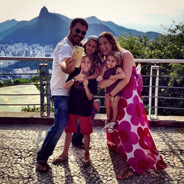 Thiago Lacerda e Vanessa Lóes com os filhos (Foto: Reprodução/Instagram)