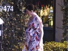 Grávida, Anne Hathaway exibe barrigão imenso em passeio