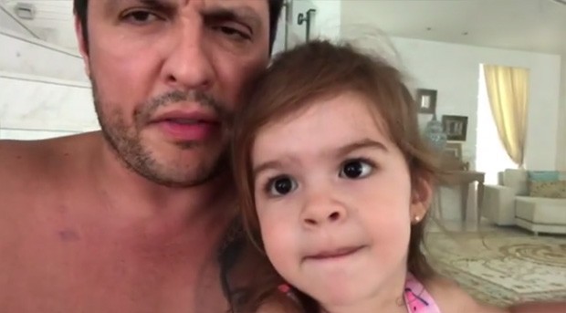 Ceará grava vídeo com sua filha sobre o carnaval (Foto: Reprodução / Instagram)