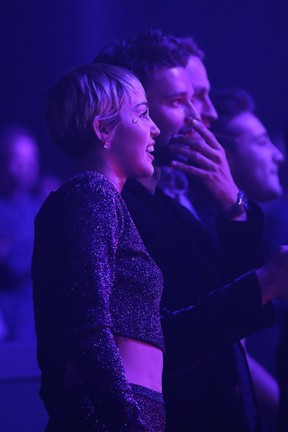 Miley Cyrus e Patrick Schwarzenegger em festa em Las Vegas, nos Estados Unidos (Foto: Gabe Ginsberg/ Getty Images)
