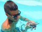 Mateus Verdelho toma banho de piscina com cachorrinha
