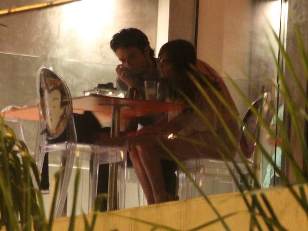 Sérgio Marone namora em restaurante na Zona Sul do Rio (Foto: Rodrigo dos Anjos/ Ag. News)