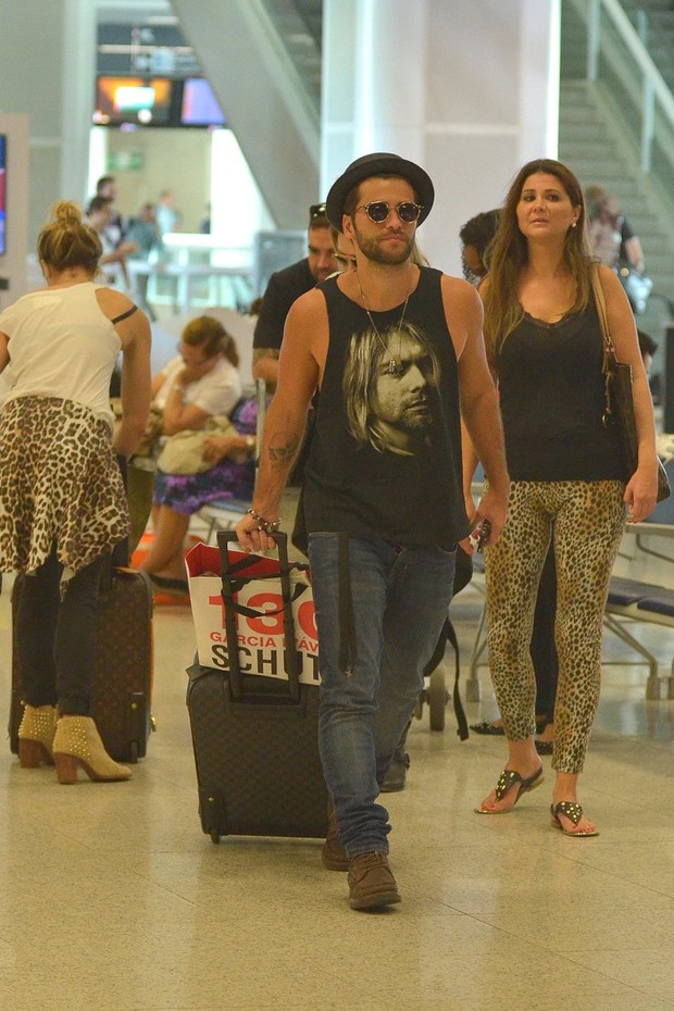 Bruno Gagliasso e Giovanna Ewbank no aeroporto Santos Dumont (Foto: William Oda / Foto Rio News)