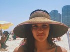 Giulia Costa faz selfie de biquíni na praia em dia de folga na escola