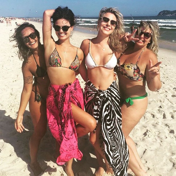 Isis Valverde curte praia com amigas (Foto: Instagram / Reprodução)