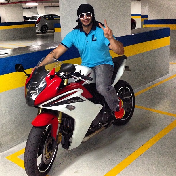 Ex-BBB Kléber Bambam posa em moto (Foto: Instagram/ Reprodução)