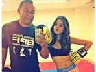 Giovanna Lancellotti posa para selfie com luvas de boxe e barriga de fora