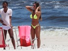 Após exibir celulites, Nicole Bahls vai à praia novamente no Rio