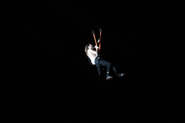 Jared Leto na tirolesa (Foto: Claudio Andrade / Foto Rio News)