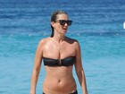 Kate Moss troca passarela por praia e 'desfila' de biquíni nas areias de Ibiza