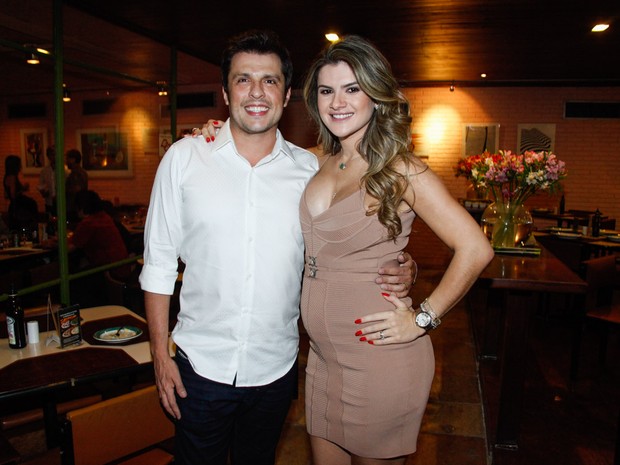 Mirella Santos e Ceará em restaurante em São Paulo (Foto: Marcos Ribas/ Foto Rio News)