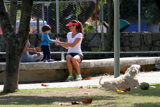Cynthia Howllet brinca com os filhos na Lagoa (Foto: Wallace Barbosa/AgNews)