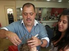 Filho de Priscila Pires corta o cabelo e faz carinho na barriga da mãe