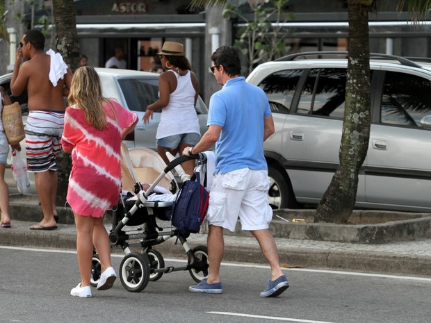 Marcelo Serrado passeia com a família (Foto: Wallace Barbosa / AgNews)