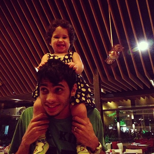 Pérola, filha de Perlla, com o pai (Foto: Instagram / Reprodução)