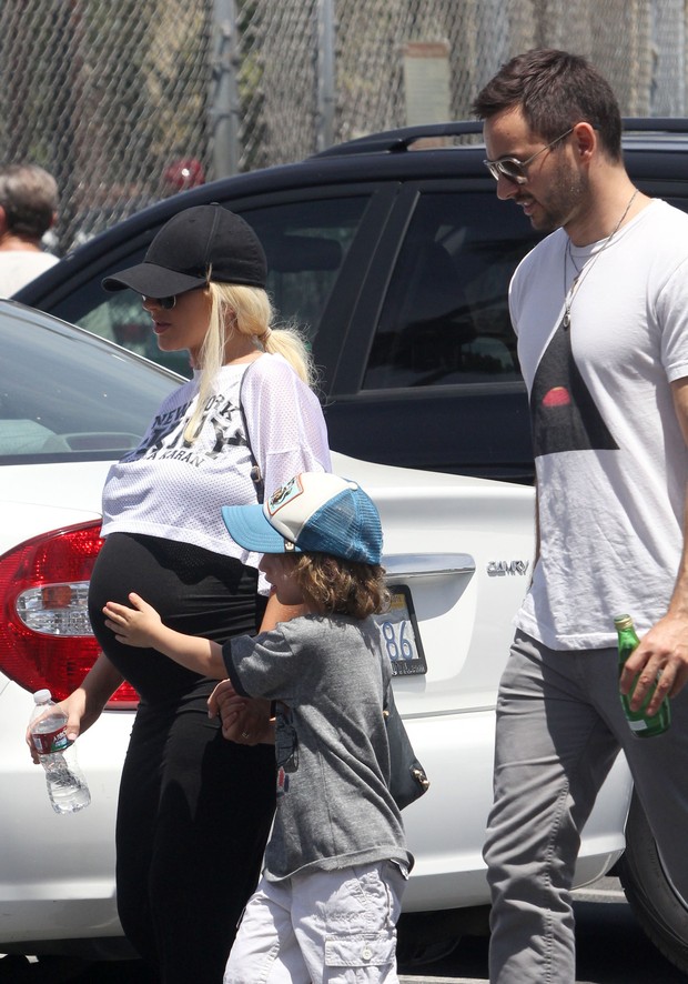 Grávida, Christina Aguilera passeia com o filho, Max, e o noivo, Matthew Rutler, em Los Angeles, nos Estados Unidos (Foto: Grosby Group/ Agência)