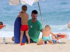 Rodrigo Hilbert se diverte com os filhos gêmeos na praia do Leblon, no Rio