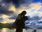 Fiorella Mattheis faz post romântico nos braços de Alexandre Pato