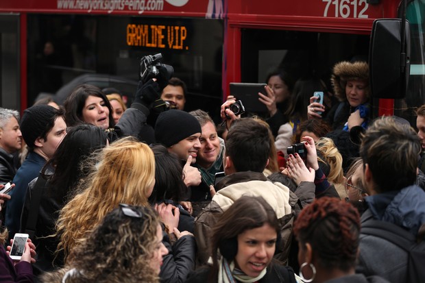 Luciano Huck posa com fãs em Nova York, nos Estados Unidos (Foto: Splash News/ Agência)