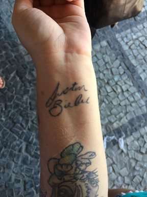 Bianca tatua assinatura de Justin Bieber (Foto: Lucinei Acosta / EGO)