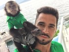 Latino veste o macaco de estimação com look igual ao seu