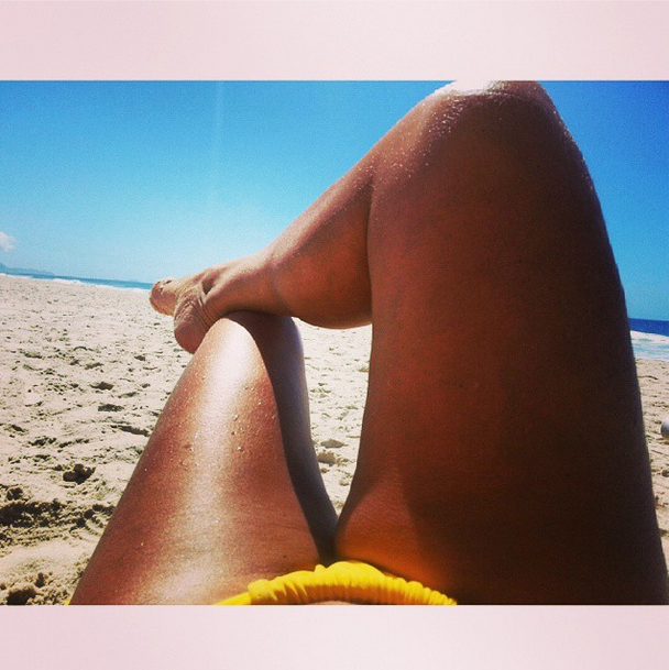 Solange Gomes colocando o bronzeado em dia (Foto: Reprodução/Instagram)