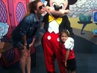 Ao lado da filho, Giovanna Antonelli dá beijo no Mickey 