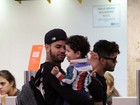 Dentinho e Dani Souza embarcam em aeroporto de São Paulo com o filho