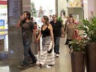 Grávida, Paloma Duarte passeia com Bruno Ferrari em shopping 