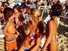 Bar Refaeli se diverte em praia e posta foto: 'Voltando a ser criança'