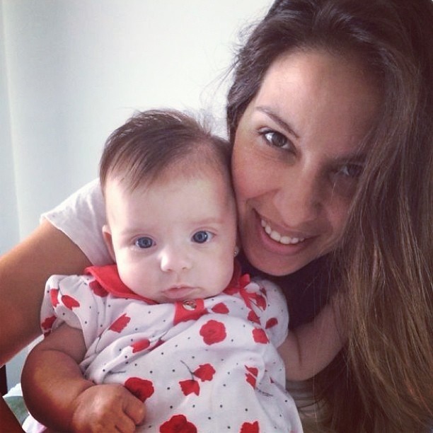 Filha de Henri Castelli com a mãe (Foto: Reprodução/Instagram)